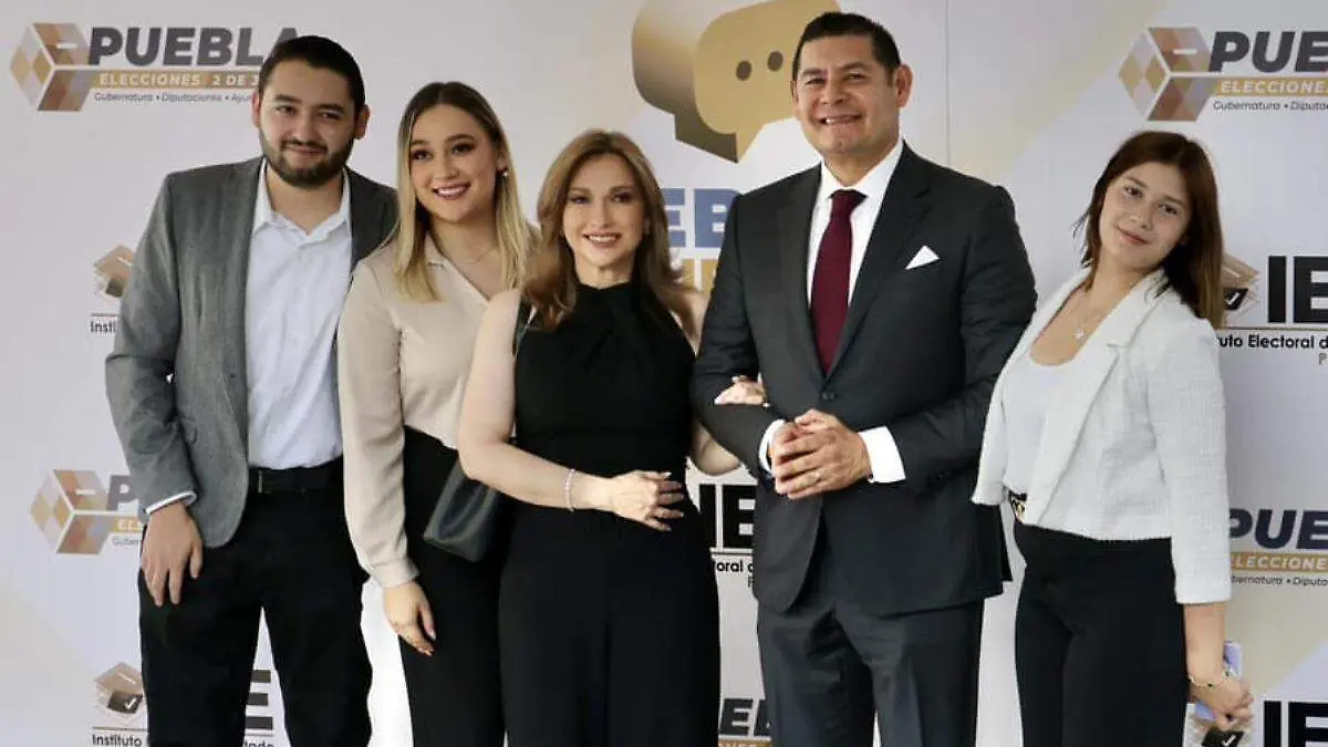 Ellos son la esposa y los hijos de Alejandro Armenta Mier